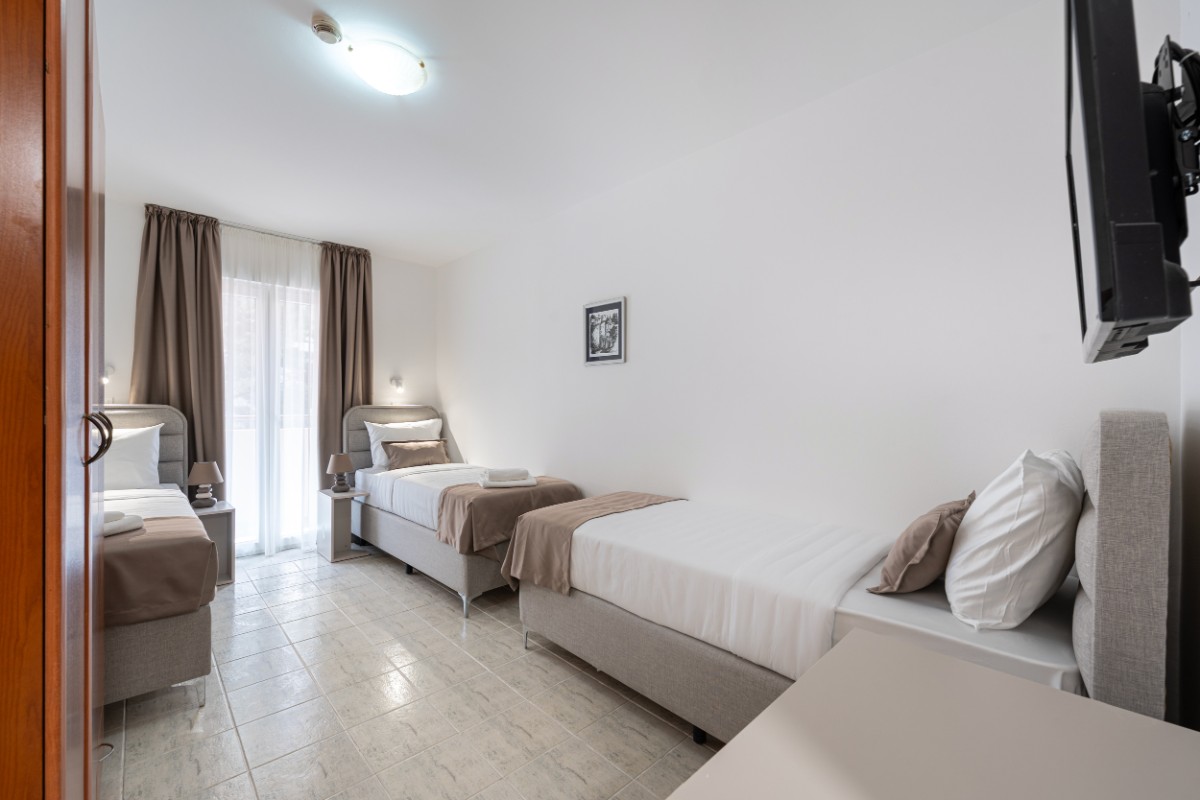 Trokrevetna soba s pogledom na planinu